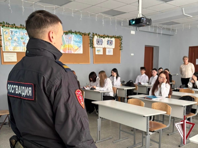 Сотрудники Росгвардии в Олекминском районе провели «Урок мужества» для школьников