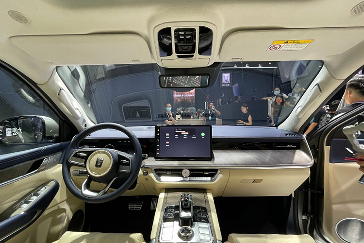 «Связьинвестнефтехим» намерена закупить одну модель TANK 500, в комплектации Premium, за 8 млн рублей и второй TANK 500 за 6,8 млн рублей