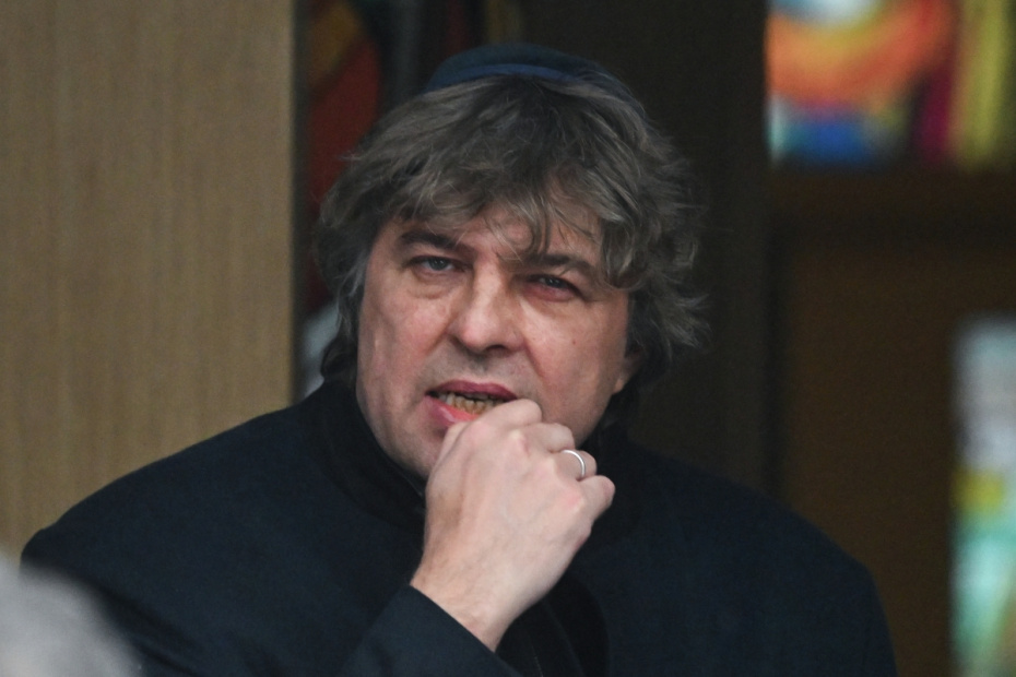 Сын основательницы телеканала РЕН ТВ Ирены Лесневской, продюсер Дмитрий Лесневский после церемонии прощания с матерью на Востряковском кладбище в Москве