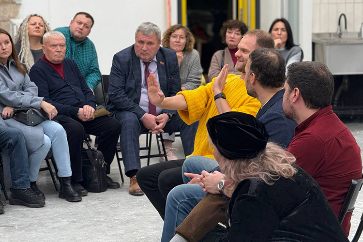 Глава союза писателей РТ Ркаил Зайдулла в ходе обсуждения пошутил, что татуировки бразильского танцовщика — это, видимо, отсыл к лагерям, куда Урманче угодил на пять лет еще в конце 1920-х