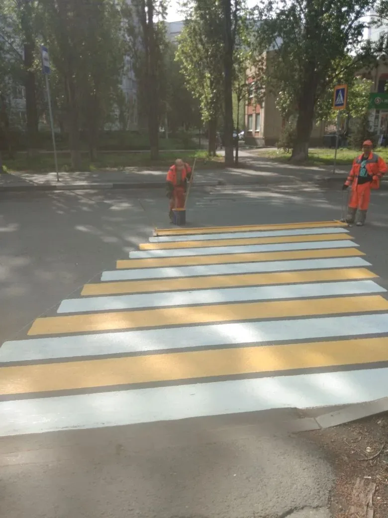 В Балаково приступили к мойке бордюров