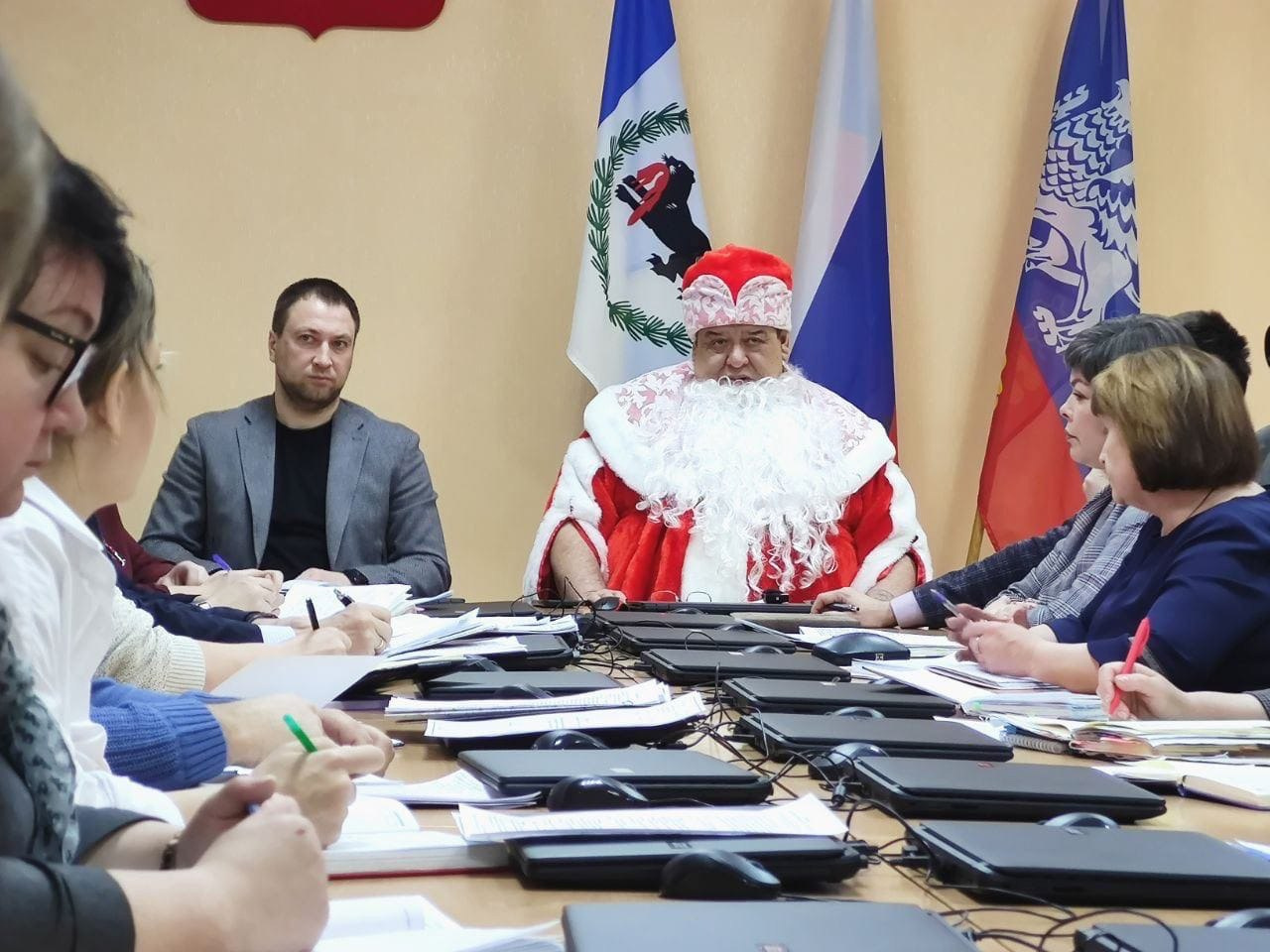 Последнее совещание в мэрии в 2022 году Боровский провел в образе Деда Мороза