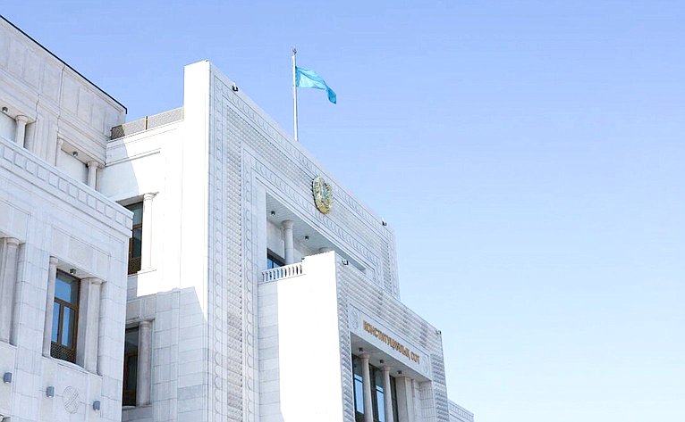 Делегация сенаторов по наблюдению за проведением референдума по принятию новой Конституции Казахстана приняла участие во встрече в Конституционном суде Республики Казахстан