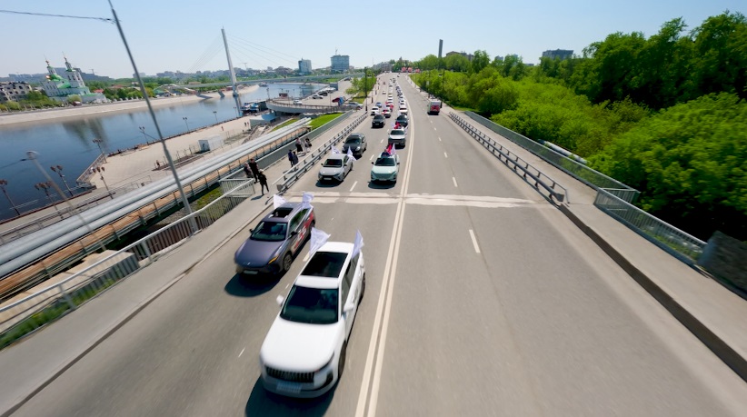 Праздничная автоколонна проехала по улицам Тюмени