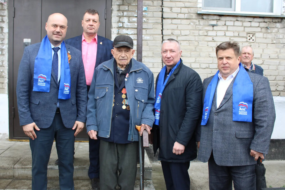 Поздравление ветерана Великой Отечественной войны Анатолия Степановича Безрукова со 102-летием и 81-й годовщиной Великой Победы