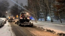 Продолжается уборка города от снега и наледи в ночные часы 