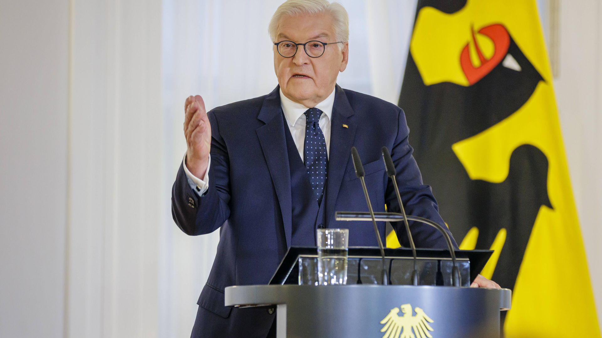 Президент Штайнмайер предупредил о серьезных угрозах демократии в Германии