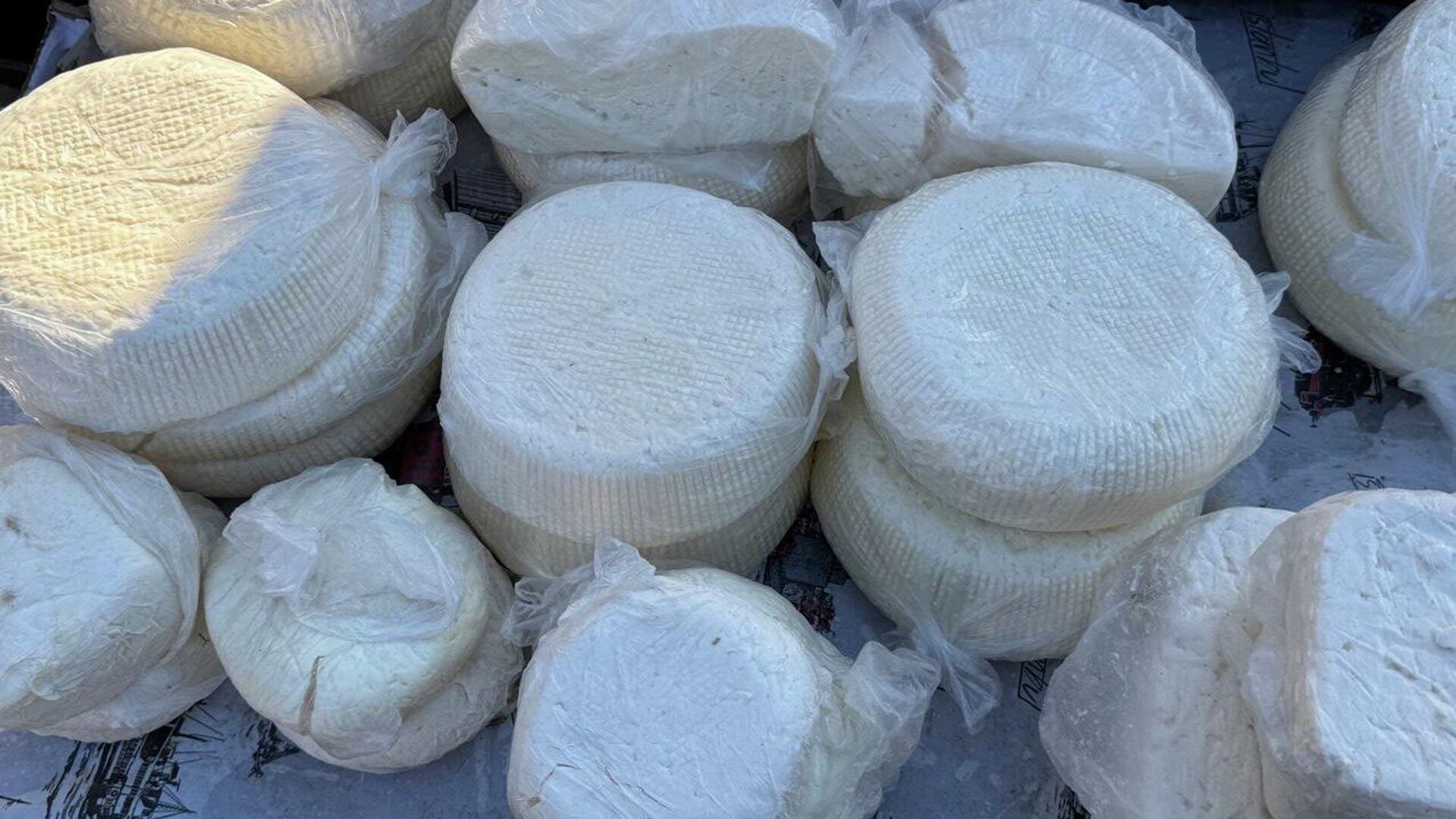 Торговля на рынке в Навтлуги мясом, сыром, овощами и фруктами перед Новым годом - Sputnik Грузия, 1920, 08.05.2026