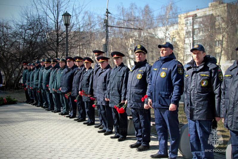 Их подвиг не забудут никогда. В Новосибирске прошли мероприятия, посвященные памяти погибших пожарных