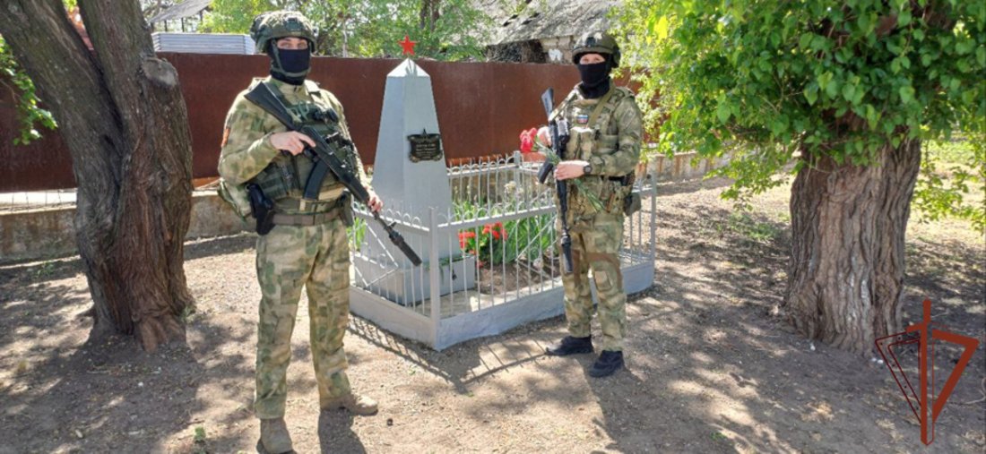 Вологодские росгвардейцы восстановили памятник погибшему земляку-красноармейцу в Мариуполе