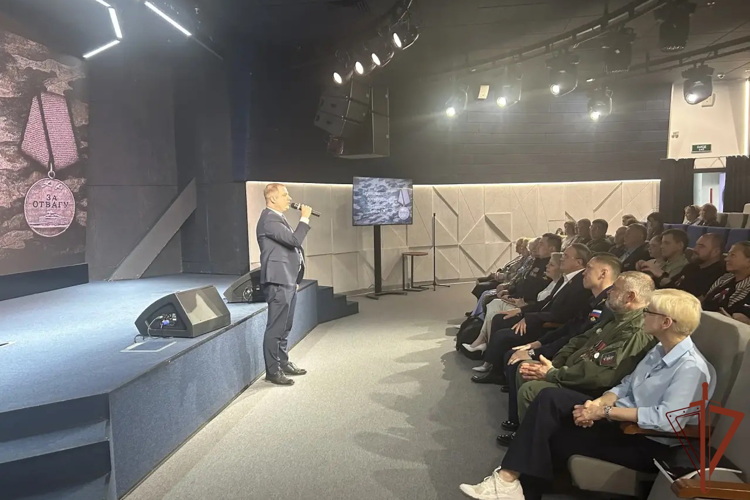 Росгвардейцы приняли участие в открытии художественной выставки «Герои нашего времени» в Калуге