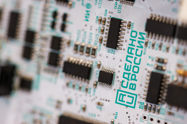 «Мы сильно, как известно, отстаем по микроэлектронике и, к сожалению, не имеем компонентов для производства собственных смарт-телефонов и многого-многого другого»