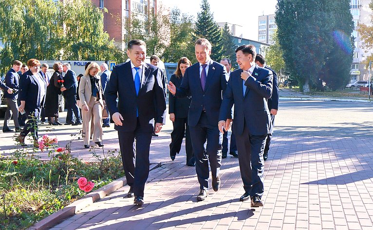 Делегация Совета Федерации приняла участие в возложении цветов к мемориальному комплексу погибших воинов и героев Великой Отечественной войны «Победа»