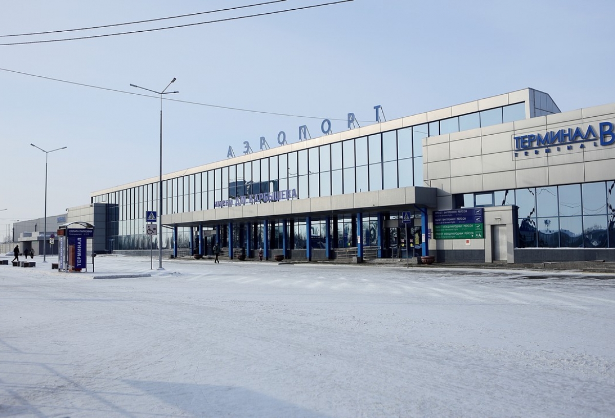 Аэропорт омск терминалы. Аэропорт Омск. Новый аэропорт Омск Центральный. Омский аэропорт терминал. С праздником Омский аэропорт.