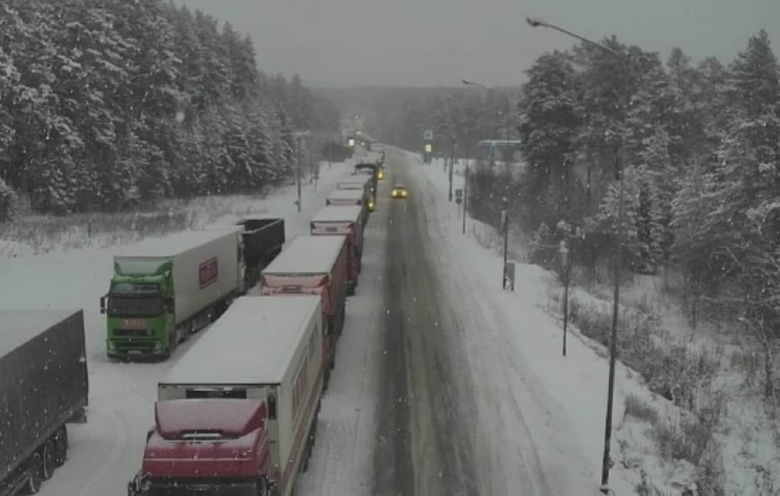 Трасса уфа челябинск сегодня. Снегопад трасса м5 Урал. Затор в Юрюзани. Трасса м5. Дорога трасса м5.