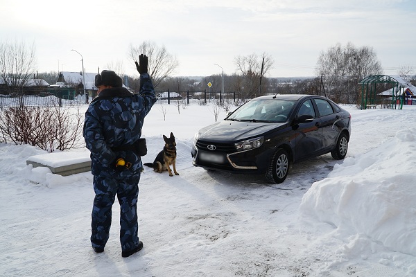 Сотрудники УФСИН России по Алтайскому краю посетили военно-патриотический клуб, которым руководит ветеран УИС.