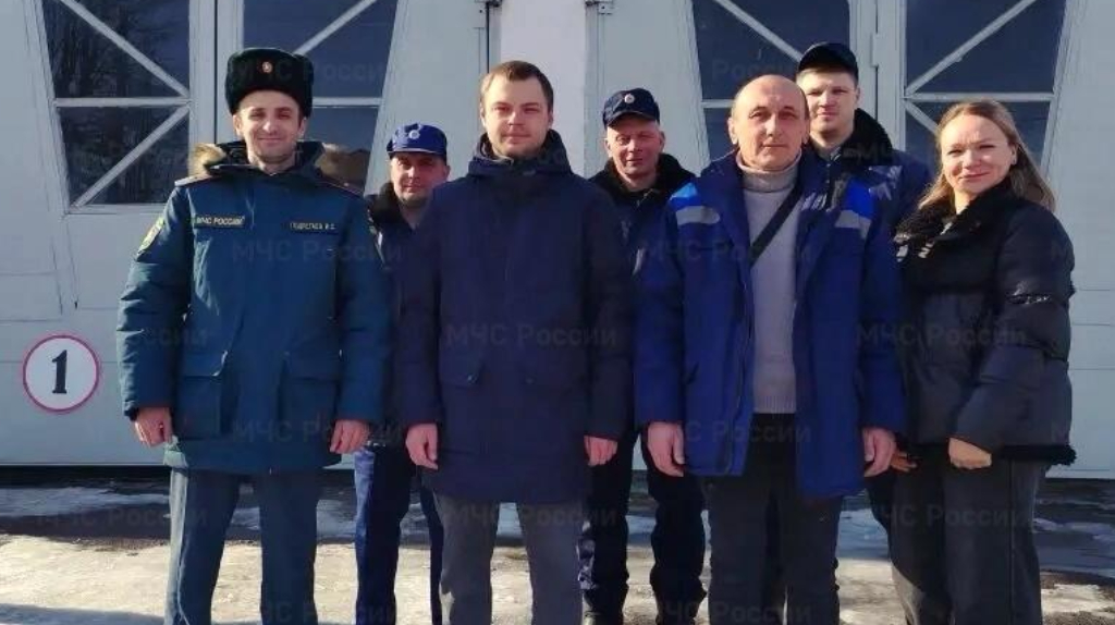 Вытащить из леса: как брянские пожарные два километра несли на руках умирающего мужчину