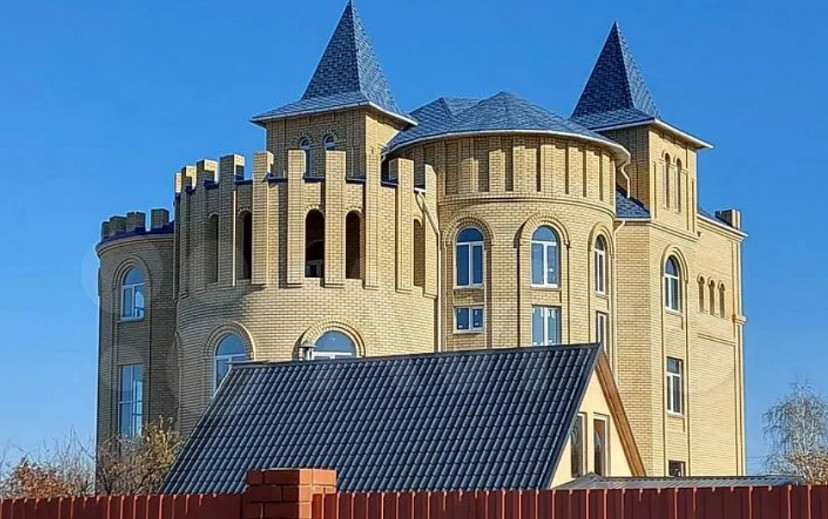 Замок на окраине Саратова меняют на квартиру в Москве