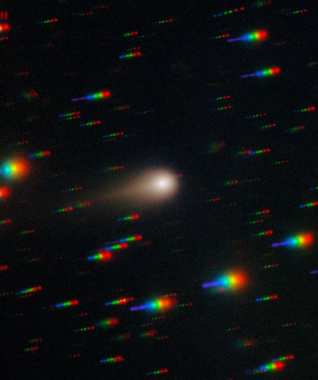 Комета 3I/ATLAS проносится по плотному звездному полю. Изображение составлено из экспозиций, сделанных через красный, зеленый, синий и ультрафиолетовый фильтры