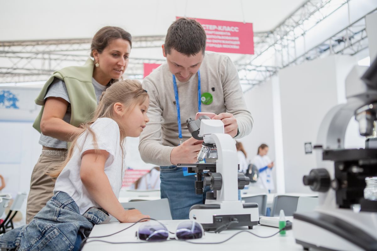 уборщица. зеленый помощник. зеленый помощник. хлорелла. эльф помощник санты.