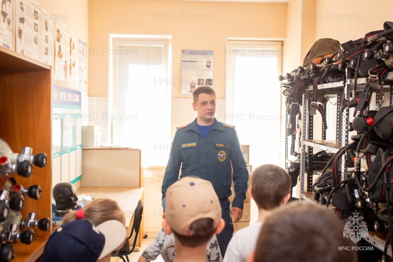 Безопасность с юных лет: МЧС России проводит уроки для школьников в пожарных частях