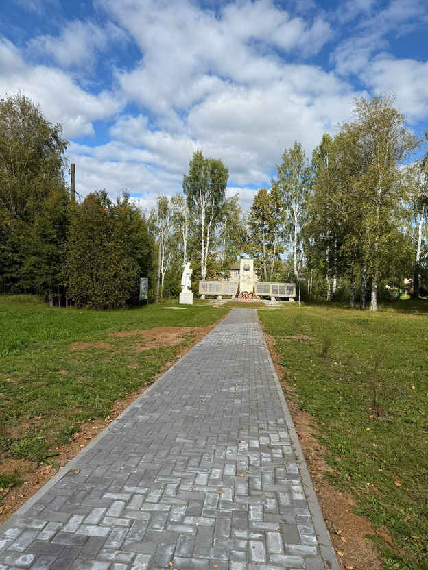 В селе Полом появился свой «Культурный квартал» с пешеходными дорожками и освещением