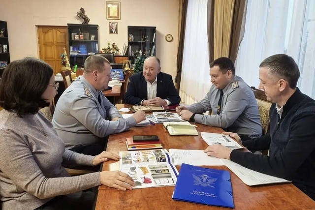 Заместитель начальника УФСИН России по Омской области Андрей Качан, а также начальник исправительной колонии № 6 Максим Полькин провели рабочую встречу с главой Любинского района Омской области Абаем Ракимжановым