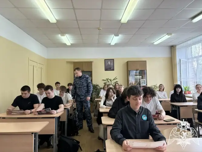 В рамках празднования юбилея Росгвардии представитель Росгвардии рассказал старшеклассникам о вузах войск правопорядка