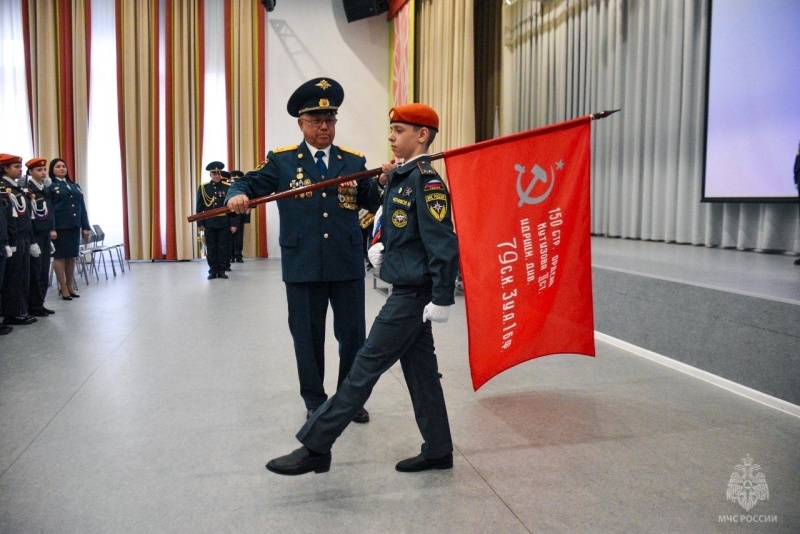 Тюменским кадетам вручили Знамя Победы.