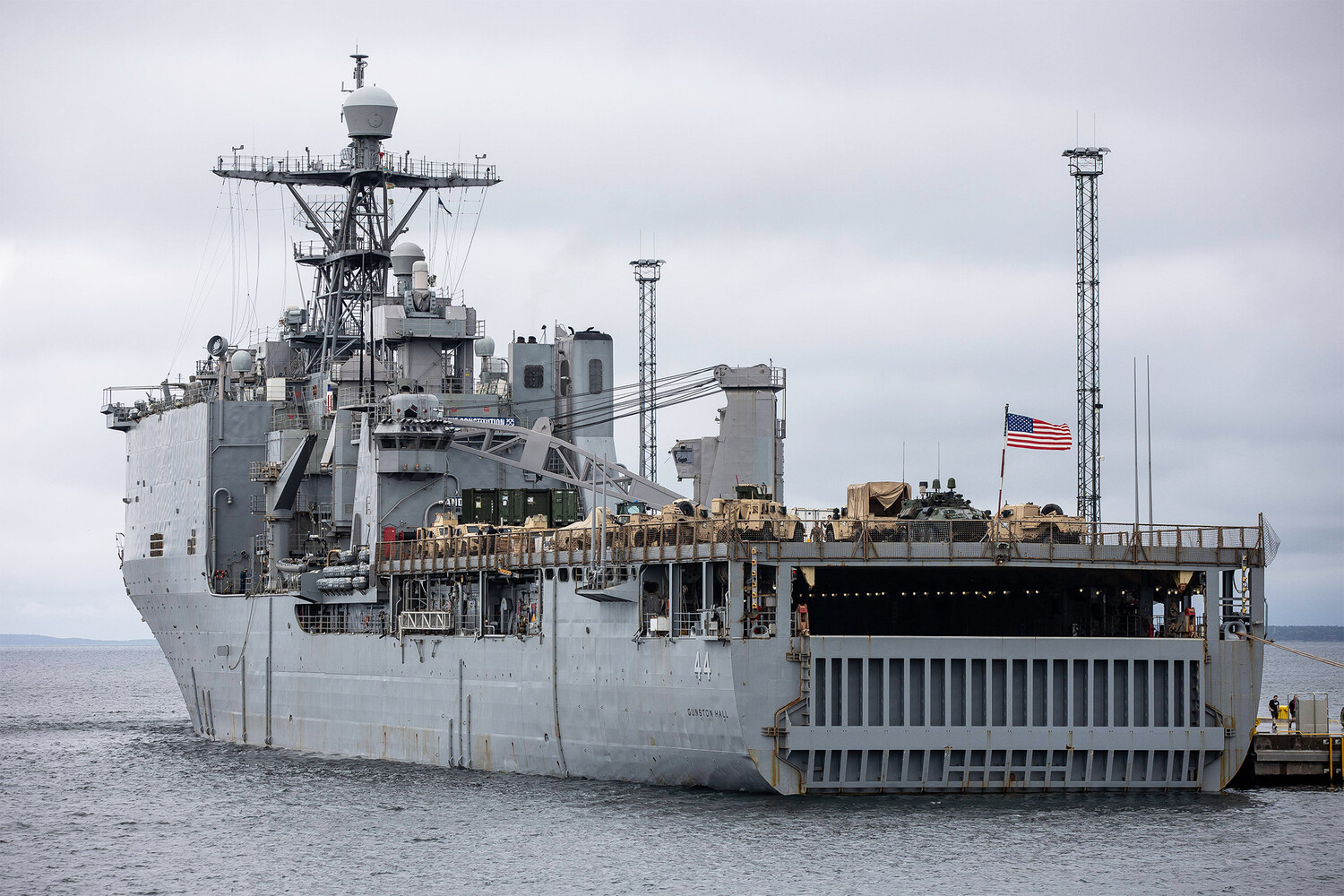 Хуситы атаковали корабль в красном море. ""USS Gunston Hall"". Американский флот. Корабли ВМФ США. Новый американский военный корабль.