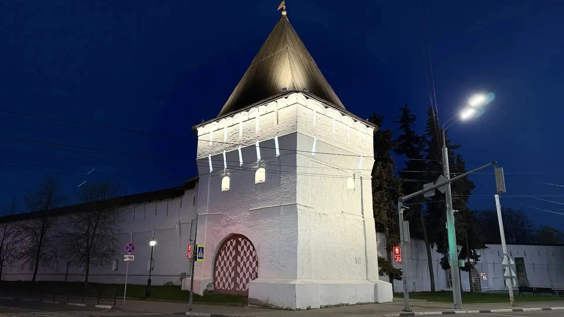 ​Подсветка украсила башни Ярославского кремля