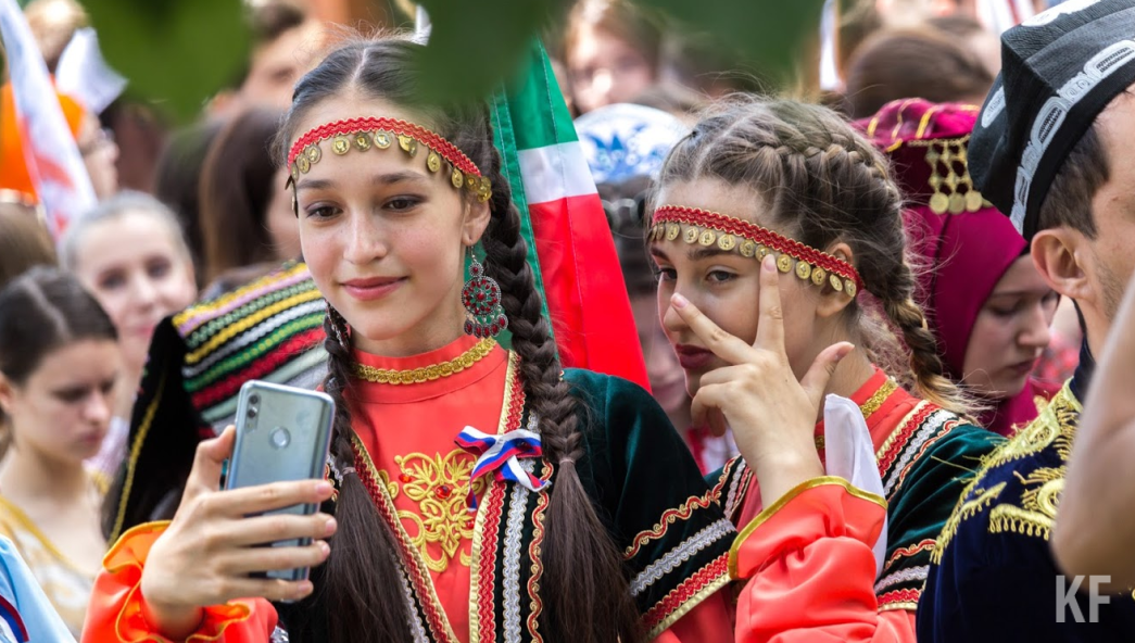 русский и татарский национальные костюмы. татары и русские. татары и русские. дружба разных народов в национальных костюмах. татары чуваши мордва.