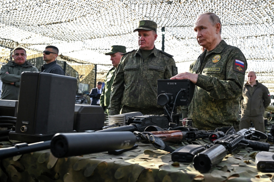 Владимир Путин осматривает вооружение, военную и специальную технику в ходе рабочей поездки в Нижегородскую область. В центре: главнокомандующий Сухопутными войсками ВС РФ Андрей Мордвичев