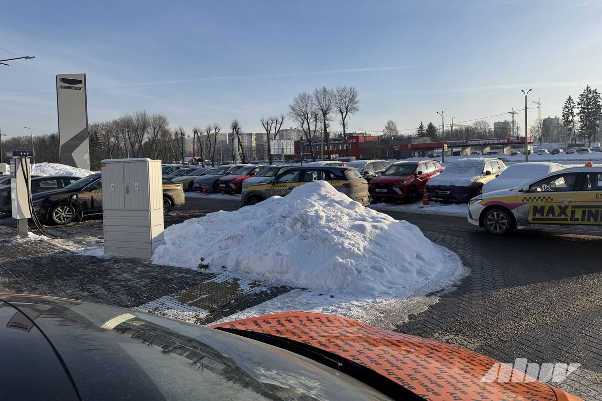 Таксисты занимают все зарядки? Что происходит на электрозаправках днем