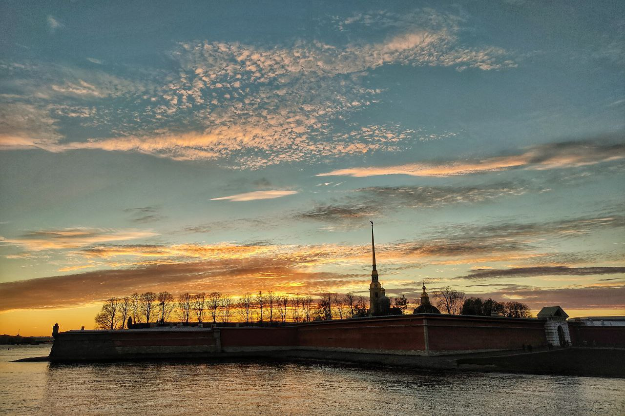 Солнечные дни в петербурге. Санкт-Петербург пара набережная закат. В Питере нет солнца. Санкт-Петербург солнце заходит. Санкт-Петербург 1 ноября картинки.