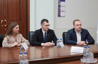 Губернатор Алексей Текслер встретился с руководителем Движения Первых, Героем России Артуром Орловым