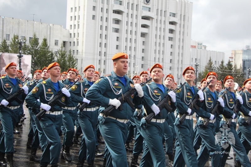 Парад 9 мая хабаровск 2024 трансляция. Парад МЧС Хабаровск. Парад Победы в Хабаровске 2023. МЧС на параде Победы.