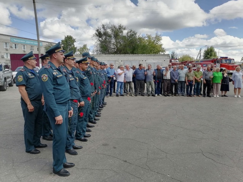 Сотрудники Главного управления МЧС России по Ульяновской области чтят память ветеранов-героев
