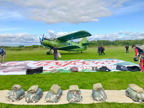 Алена Разина бесстрашно выполняет прыжки с парашютом с высоты 800 метров на базе Рыбинского аэроклуба ДОСААФ России