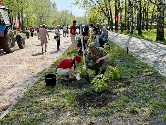 Руководство Управления Росгвардии приняло участие в высадке деревьев в парке г. Рязани в рамках Всероссийской акции «Сад Памяти»