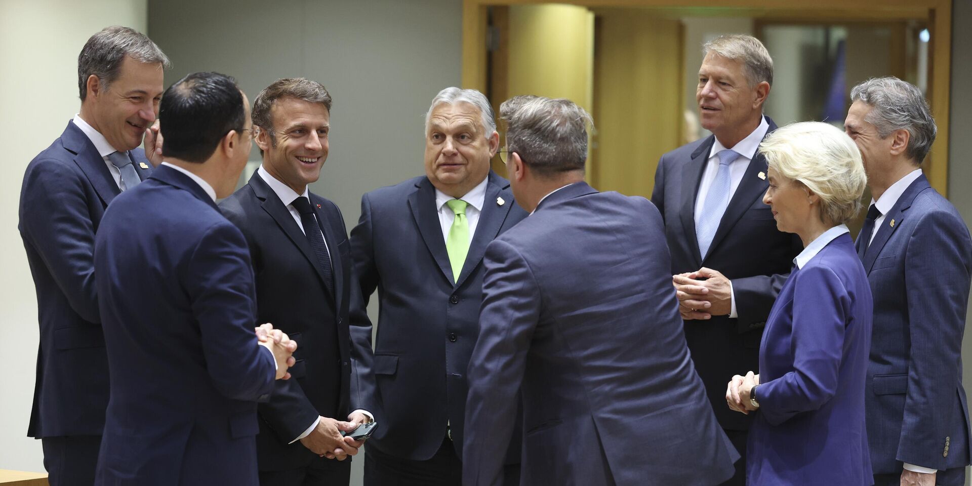 Слева направо президент Кипра Никос Христодулидис, премьер-министр Бельгии Александр Де Кроо, президент Франции Эммануэль Макрон, премьер-министр Венгрии Виктор Орбан, премьер-министр Люксембурга Ксавье Беттель, президент Румынии Клаус Вернер Иоаннис, председатель Европейской комиссии Урсула фон дер Ляйен и премьер-министр Словении Роберт Голоб во время встречи за круглым столом в здании Европейского совета в Брюсселе - ИноСМИ, 1920, 15.12.2025