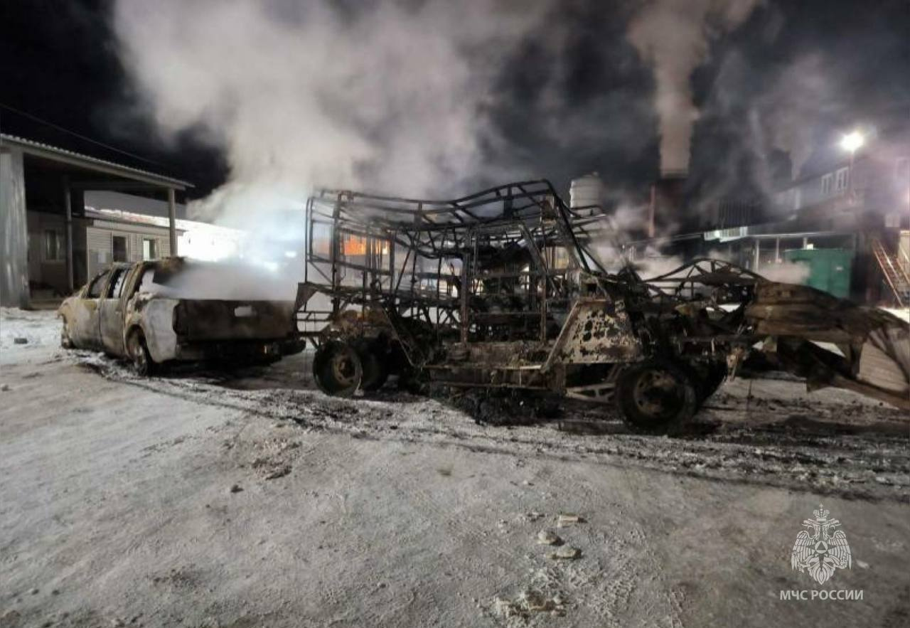 Пожар в ангарске 23. Пожар на ангарской. 01. Горящий нефтезавод. Пожар в мебельном цехе.