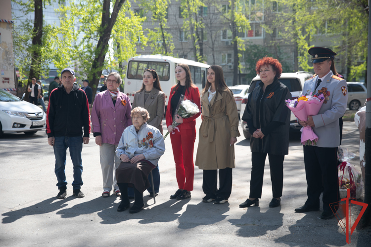 В Хабаровске росгвардейцы провели акцию «Парад у дома ветерана»
