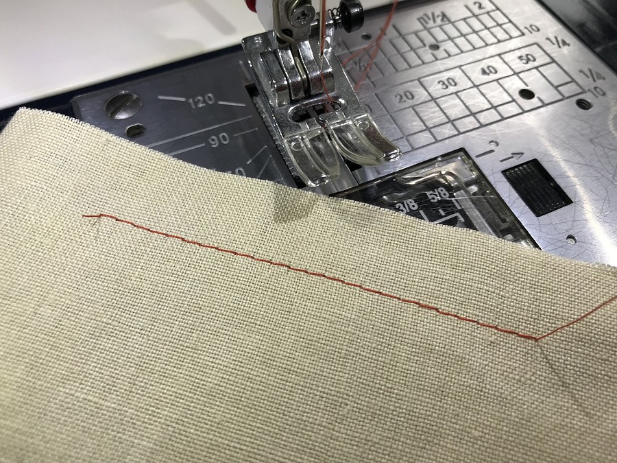 Пропуск стежков на швейной машине подольск. Детали и механизмы швейной машины 2м пмз. Централизованная смазка швейных машин. Швейная машинка джуки горизонтальный челнок. Janome j540.