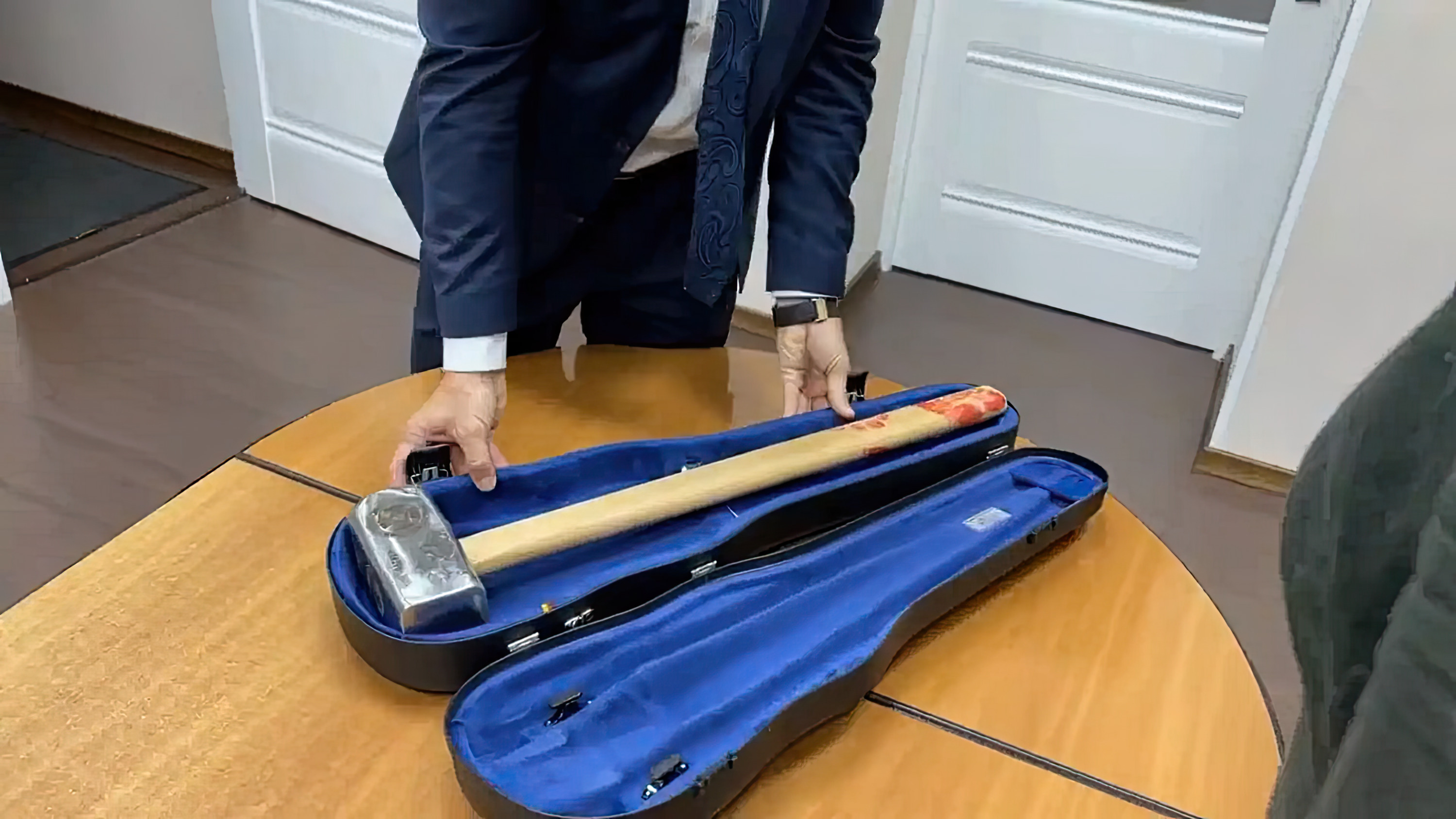 кувалда пригожина. пригожин вагнер кувалда. кувалда вагнера подарок. подарок пригожину кувалда. подарочная кувалда вагнер.