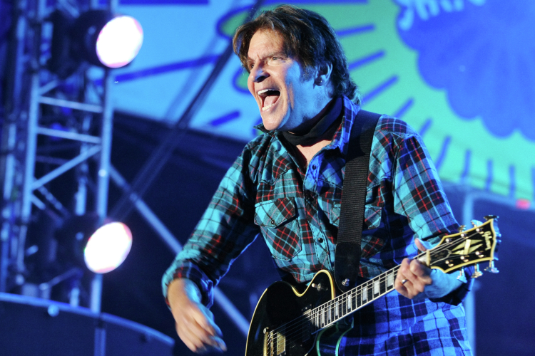 Площадь Тысячелетия почтил своим присутствием ветеран рока Джон Фогерти, который некогда зажигал на самом громком рок-фестивале Вудстоке