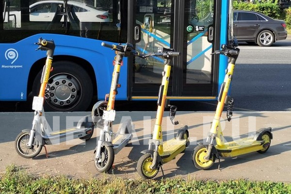 Водитель электросамоката попал в больницу после наезда на бордюр