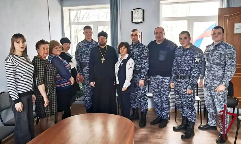 Священнослужитель и сотрудники вневедомственной охраны Росгвардии обсудили нравственные основы службы накануне Пасхи