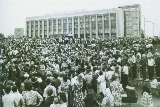 Люди перед ДК УМПО в день похорон Михаила Ферина 31 июля 1979 года
