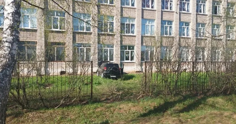 Водитель «Тойоты» врезалась в две машины и здание гимназии в Ижевске 